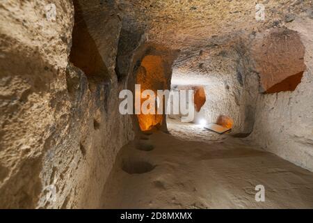 Antica casa-grotta nella città sotterranea di Kaymakli in Cappadocia Foto Stock