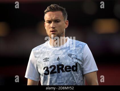 Mike te Wierik della contea di Derby si riscalda prima della partita del campionato Sky Bet al Vitality Stadium di Bournemouth. Foto Stock