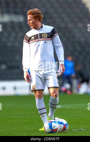 MILTON KEYNES, INGHILTERRA. Il 31 OTTOBRE il capitano Dean Lewington di Milton Keynes Dons si riscalda prima della Sky Bet League una partita tra MK Dons e AFC Wimbledon allo stadio MK, Milton Keynes sabato 31 ottobre 2020. (Credit: John Cripps | MI News) Credit: MI News & Sport /Alamy Live News Foto Stock