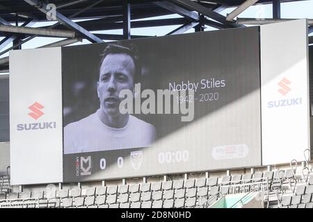 MILTON KEYNES, INGHILTERRA. IL 31 OTTOBRE entrambe le squadre hanno un minuto di applauso per il grande Noby Stiles prima della Sky Bet League uno partita tra MK Dons e AFC Wimbledon allo Stadio MK, Milton Keynes sabato 31 ottobre 2020. (Credit: John Cripps | MI News) Credit: MI News & Sport /Alamy Live News Foto Stock