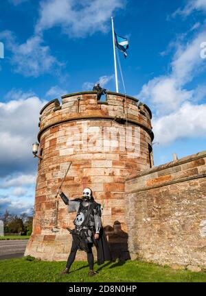 Dirleton Castle, East Lothian, Scozia, Regno Unito, 31 ottobre 2020. Halloween Fun: Andrew Spratt, noto anche come custode di HES, intrattiene oggi i visitatori al castello medievale della Scozia Historic Environment Foto Stock