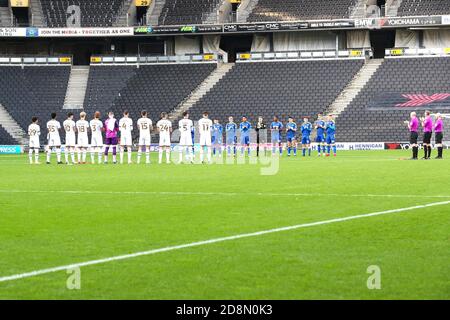 MILTON KEYNES, INGHILTERRA. IL 31 OTTOBRE entrambe le squadre hanno un minuto di applauso per il grande Noby Stiles prima della Sky Bet League uno partita tra MK Dons e AFC Wimbledon allo Stadio MK, Milton Keynes sabato 31 ottobre 2020. (Credit: John Cripps | MI News) Credit: MI News & Sport /Alamy Live News Foto Stock