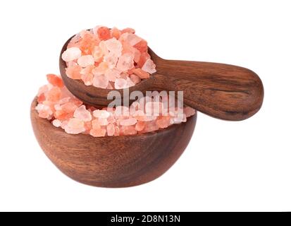 Sale rosa dell'Himalaya in ciotola e cucchiaio di legno, isolato su sfondo bianco. Sale rosa dell'Himalaya in cristalli. Foto Stock