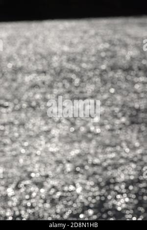 4 - denso sfondo bokeh astratto testurizzato, immagine verticale, casuale bianco luminoso effetto pattern sfocato. Ispirazione esterna, tecnica sfocata Foto Stock