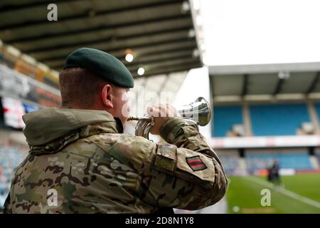 The Den, Bermondsey, Londra, Regno Unito. 31 Ott 2020. English Championship Football, Millwall Football Club contro Huddersfield Town; un membro delle forze armate che gioca il pallone prima di iniziare la domenica della memoria l'11 novembre Credit: Action Plus Sports/Alamy Live News Foto Stock