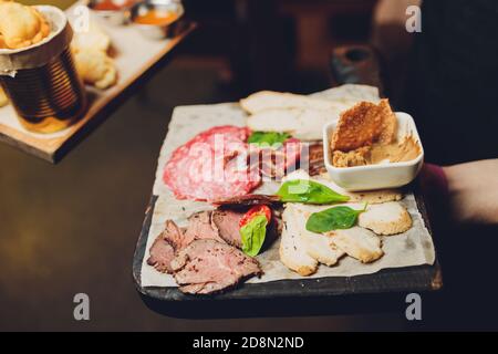 Spuntini a base di carne affumicata, birra con vista dall'alto. Buffet barbecue di Sudzhuk, carne di cavallo, Jerky di manzo, palle di formaggio, salsicce affumicate, crostini all'aglio, pollo al barbecue Foto Stock