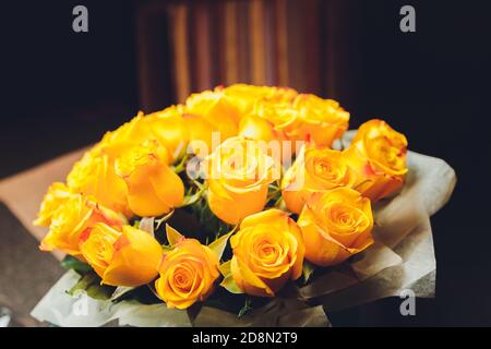 Vista dall'alto delle rose gialle giapponesi dal mercato di strada. Foto Stock