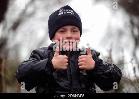 Jacob Newson, nel suo settimo compleanno, celebra l'arrivo al memoriale della battaglia di Gran Bretagna a Folkestone, dopo una passeggiata di beneficenza di 30 miglia e due giorni dall'ex sito di RAF Manston a Ramsgate, in aiuto del Royal Air Force Benevolent Fund. Foto Stock