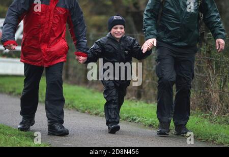 Jacob Newson, il suo settimo compleanno, arriva al memoriale della Battaglia di Gran Bretagna a Folkestone, dopo una passeggiata di 30 miglia e due giorni di beneficenza dal sito precedente di RAF Manston a Ramsgate, in aiuto del Royal Air Force Benevolent Fund. Foto Stock