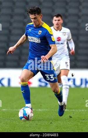 MILTON KEYNES, INGHILTERRA. 31 OTTOBRE AFC Wimbledon's Calum Reilly durante la prima metà della Sky Bet League uno partita tra MK Dons e AFC Wimbledon allo Stadio MK, Milton Keynes Sabato 31 Ottobre 2020. (Credit: John Cripps | MI News) Credit: MI News & Sport /Alamy Live News Foto Stock