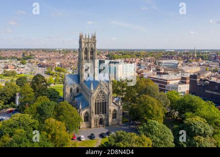 Doncaster St Georges Minster drone fotografia di grande chiesa mostrando Zona circostante centro città di Doncaster South Yorkshire su un giorno di sole Foto Stock