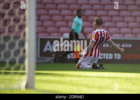 Stoke on Trent, Regno Unito. 31 Ott 2020. Il centrocampista di Stoke City James McClean (11) celebra il punteggio durante la partita del campionato EFL Sky Bet tra Stoke City e Rotherham United al Bet365 Stadium di Stoke-on-Trent, Inghilterra, il 31 ottobre 2020. Foto di Jurek Biegus. Solo per uso editoriale, è richiesta una licenza per uso commerciale. Nessun utilizzo nelle scommesse, nei giochi o nelle pubblicazioni di un singolo club/campionato/giocatore. Credit: UK Sports Pics Ltd/Alamy Live News Foto Stock