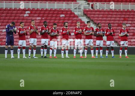 MIDDLESBROUGH, INGHILTERRA. IL 31 OTTOBRE i giocatori di Middlesbrough si uniscono in un minuto di applausi per Noby Stiles, morto ieri durante la partita del campionato Sky Bet tra Middlesbrough e Nottingham Forest al Riverside Stadium di Middlesbrough sabato 31 ottobre 2020. (Credit: Mark Fletcher | MI News) Foto Stock