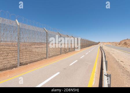 Il confine israeliano con l'Egitto nel deserto di Negev. Foto Stock