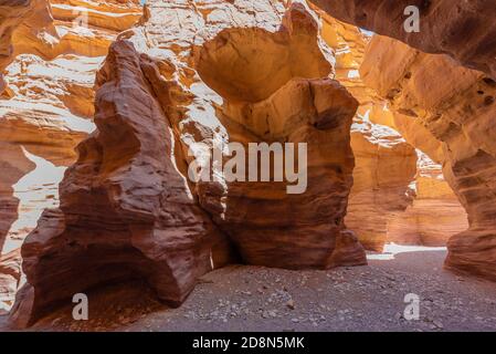 Red Canyon nelle montagne Eilat. Si tratta di uno dei sentieri escursionistici più belli e accessibili d'Israele, situato a soli venti minuti a nord di Eilat. Foto Stock