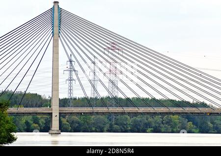 Rosebridege un ponte sospeso con un traliccio sul Danubio vicino a Tulln, Austria Foto Stock