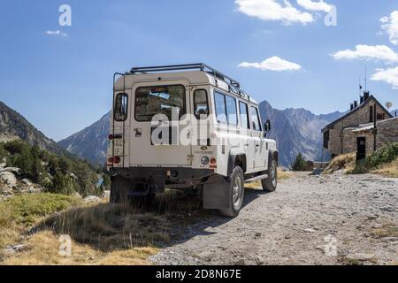 ESPOT, SPAGNA-5 SETTEMBRE 2020: Land Rover Defender 110 Station wagon in piedi su una strada di montagna (vista posteriore) vicino alla cabina di montagna Foto Stock