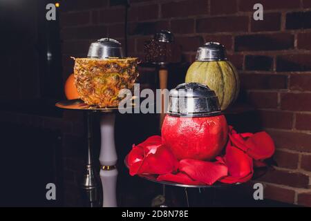 Shisha con coppa di frutta con fumo colorato in Hookah Bar Closeup. Foto Stock