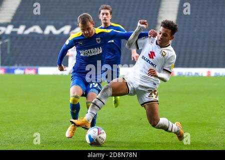 MILTON KEYNES, INGHILTERRA. 31 OTTOBRE Milton Keynes Dons Matthew Sorinola AFC Wimbledon's Shane McLoughlin durante la seconda metà della Sky Bet League una partita tra MK Dons e AFC Wimbledon allo Stadio MK, Milton Keynes sabato 31 ottobre 2020. (Credit: John Cripps | MI News) Credit: MI News & Sport /Alamy Live News Foto Stock