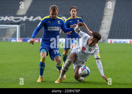 MILTON KEYNES, INGHILTERRA. 31 OTTOBRE Milton Keynes Dons Matthew Sorinola AFC Wimbledon's Shane McLoughlin durante la seconda metà della Sky Bet League una partita tra MK Dons e AFC Wimbledon allo Stadio MK, Milton Keynes sabato 31 ottobre 2020. (Credit: John Cripps | MI News) Credit: MI News & Sport /Alamy Live News Foto Stock