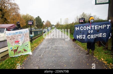 Fradley Junction, Lichfield, Regno Unito 31 ottobre 2021 fermare i manifestanti HS2, i residenti locali e il conservatore Michael Fabricant insieme tenendo striscioni sul lato del canale Trent e Mersey prima di camminare da Fradley Junction per le antiche Woodlands che sono distrutte da opere HS2 Foto Stock