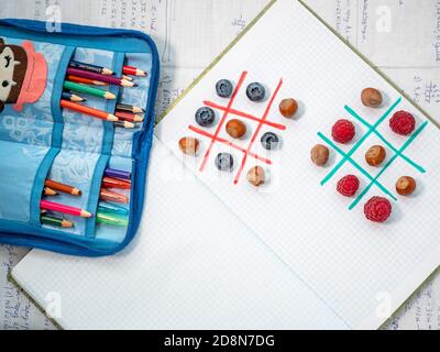 Pausa pranzo con gli amici della scuola. Spazio per il testo. Studiare con divertimento. Fai una pausa gustosa giocando a giochi durante una pausa pranzo con gli amici a scuola. Foto Stock