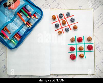 Divertente imparare con divertimento mentre si gioca gustosi giochi logici. Pausa pranzo con gli amici della scuola. Spazio per il testo. Concetto di ritorno a scuola. Foto Stock