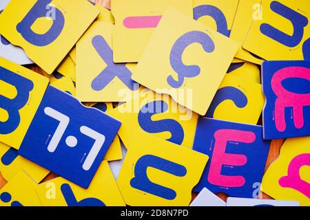 Pila di lettere colorate per imparare l'alfabeto e le lettere e sviluppare le abilità linguistiche in una scuola di montessori. Foto Stock