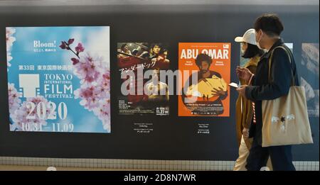 Tokyo, Giappone. 31 Ott 2020. Sabato 31 ottobre 2020, la gente passa accanto ai poster del film per il 33° Tokyo International Film Festival di Tokyo, Giappone. Foto di Keizo Mori/UPI Credit: UPI/Alamy Live News Foto Stock