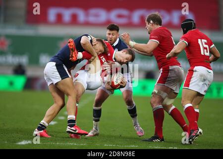 Llanelli, Regno Unito. 31 Ott 2020. Liam Williams of Wales è affrontato da Chris Harris della Scozia. Partita di campionato Guinness Six Nations 2020, Galles contro Scozia al Parc Y Scarlets di Llanelli, Galles del Sud, sabato 31 ottobre 2020. Questa immagine può essere utilizzata solo per scopi editoriali. Solo per uso editoriale, foto di Andrew Orchard/Andrew Orchard sports photography/Alamy Live news Credit: Andrew Orchard sports photography/Alamy Live News Foto Stock