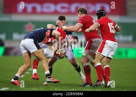 Llanelli, Regno Unito. 31 Ott 2020. Liam Williams of Wales è affrontato da Chris Harris della Scozia. Partita di campionato Guinness Six Nations 2020, Galles contro Scozia al Parc Y Scarlets di Llanelli, Galles del Sud, sabato 31 ottobre 2020. Questa immagine può essere utilizzata solo per scopi editoriali. Solo per uso editoriale, foto di Andrew Orchard/Andrew Orchard sports photography/Alamy Live news Credit: Andrew Orchard sports photography/Alamy Live News Foto Stock