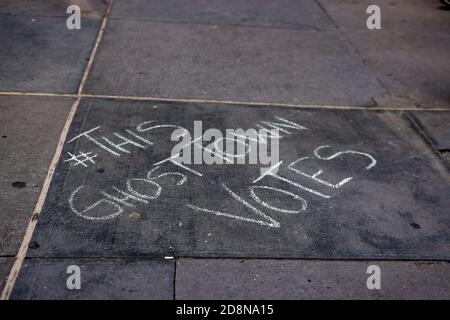 New York City, New York, Stati Uniti. 31 Ott 2020. Elezioni negli Stati Uniti. Slogan Chalk sul marciapiede fuori del luogo di voto anticipato al Madison Square Garden di New York City. Gli Americani sono stati alle urne in numeri record per le prime votazioni in anticipo delle elezioni presidenziali degli Stati Uniti di martedì tra Donald Trump e l'ex vice presidente Joe Biden. Durante i dibattiti presidenziali, il presidente Trump ha fatto riferimento a New York City come a una città fantasma. Credit: Adam Stoltman/Alamy Live News Foto Stock