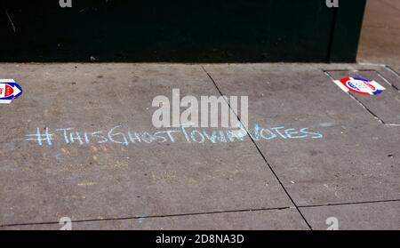 New York City, New York, Stati Uniti. 31 Ott 2020. Elezioni negli Stati Uniti. Slogan Chalk sul marciapiede fuori del luogo di voto anticipato al Madison Square Garden di New York City. Gli Americani sono stati alle urne in numeri record per le prime votazioni in anticipo delle elezioni presidenziali degli Stati Uniti di martedì tra Donald Trump e l'ex vice presidente Joe Biden. Durante i dibattiti presidenziali, il presidente Trump ha fatto riferimento a New York City come a una città fantasma. Credit: Adam Stoltman/Alamy Live News Foto Stock