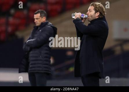 Il manager dei cuori Robbie Neilson (a destra) guarda durante la partita semifinale della William Hill Scottish Cup a Hampden Park, Glasgow. Foto Stock