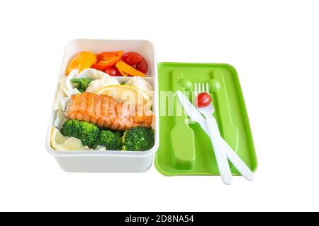 Salmone alla griglia con salsa di pomodoro e insalata, cucinato a casa in un pranzo al sacco su sfondo bianco. Il concetto di colazione e pranzo fatti in casa Foto Stock