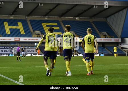 LONDRA, INGHILTERRA. 31 OTTOBRE Josh Koroma(19), Fraizer Campbell(22) e Lewis o'Brien(8) di Huddersfield celebrano il terzo obiettivo della squadra durante la partita del campionato Sky Bet tra Millwall e Huddersfield Town al Den, Londra, sabato 31 ottobre 2020. (Credit: Ivan Yordanov | MI News) Credit: MI News & Sport /Alamy Live News Foto Stock