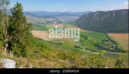 Slovacchia - La vista dalla Plesivecka planina altopiano nel parco nazionale Slovensky Kra a Roznava e Volovske vrchy mountains. Foto Stock
