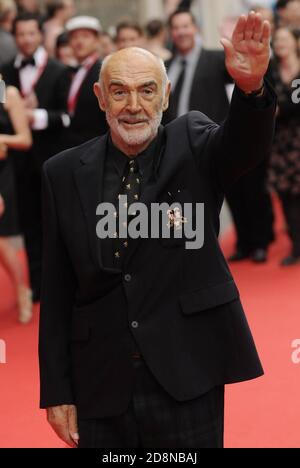 SEAN CONNERY ALL'APERTURA DEL FESTIVAL INTERNAZIONALE DEL CINEMA DI EDIMBURGO spettacoli: Sir Sean Connery alla serata di apertura del Festival Internazionale del Cinema di Edimburgo al Festival Theatre di Edimburgo, Scozia, Regno Unito - 16 giugno 2010. (Glasgow - 2010-06-16, Duncan Bryceland/Retna Pictures/Photoshot) ps la foto può essere utilizzata in base al contesto in cui è stata scattata, E senza intento diffamatorio del decoro delle persone rappresentate (ARCHIVIO FOTOGRAFICO - 2020-10-31, Duncan Bryceland/Retna Picture) p.s. la foto e' utilizzabile nel messaggio del contenuto in cui e' stata tattat Foto Stock