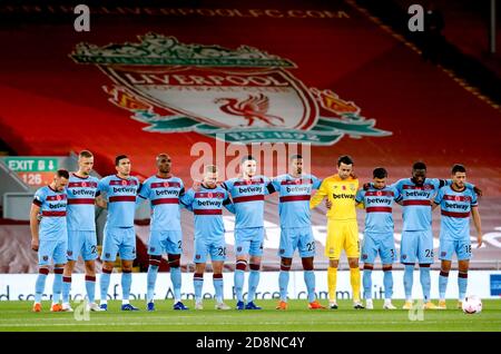 I giocatori di West Ham United osservano un minuto di silenzio per la domenica della memoria prima dell'inizio della partita della Premier League ad Anfield, Liverpool. Foto Stock