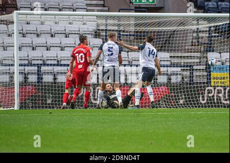 PRESTON, INGHILTERRA. IL 31 OTTOBRE Gary Gardner del Birmingham City FC vince il Blues durante la partita del campionato Sky Bet tra Preston North End e Birmingham City a Deepdale, Preston, sabato 31 ottobre 2020. (Credit: Ian Charles | MI News) Foto Stock