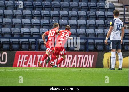 PRESTON, INGHILTERRA. IL 31 OTTOBRE Gary Gardner del Birmingham City FC festeggia con i suoi compagni di squadra come Birmingham andare 2-1 in su durante la partita del campionato Sky Bet tra Preston North End e Birmingham City a Deepdale, Preston sabato 31 ottobre 2020. (Credit: Ian Charles | MI News) Foto Stock