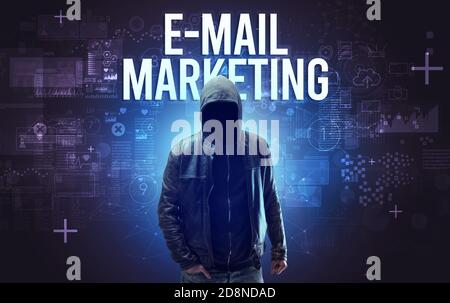 Uomo senza volto con iscrizione MARKETING e-MAIL, concetto di sicurezza online Foto Stock