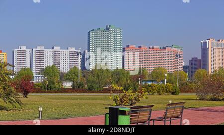 Parco verde e moderni edifici residenziali nella città capitziale di Pyongyang Corea del Nord Foto Stock