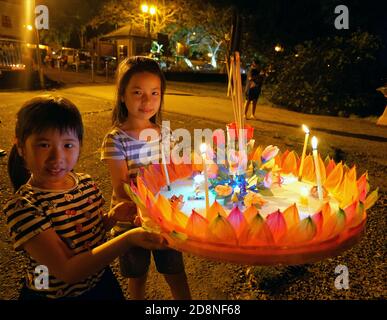 Bandar seri Begawan, Brunei. 31 Ott 2020. I bambini portano con sé una lanterna ad acqua da rilasciare a Bandar seri Begawan, Brunei, 31 ottobre 2020. Il tradizionale Festival di Loy Krathong della Thailandia cade sabato di quest'anno. Circa 250 persone, tra cui alcuni thailandesi che vivono in Brunei, hanno rilasciato lanterne d'acqua per la pace e la fortuna. Credit: Jeffrey Wong/Xinhua/Alamy Live News Foto Stock