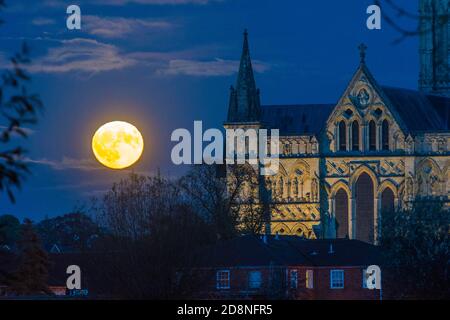 Salisbury, Wiltshire, Regno Unito. 31 ottobre 2020. Regno Unito Meteo. La Luna piena Blue Hunters sorge da dietro la Cattedrale di Salisbury nel Wiltshire ad Halloween. Picture Credit: Graham Hunt/Alamy Live News Foto Stock