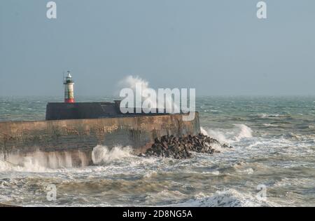 Newhaven, East Sussex, Regno Unito. 31 Ott 2020. Storm Aiden ha portato cieli bui, forte vento e pioggia torrenziale sulla costa meridionale, ma più tardi nel pomeriggio le nuvole si sono liberate per rivelare alcune scene spettacolari. Credit: David Burr/Alamy Live News Foto Stock