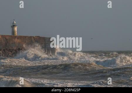 Newhaven, East Sussex, Regno Unito. 31 Ott 2020. Storm Aiden ha portato cieli bui, forte vento e pioggia torrenziale sulla costa meridionale, ma più tardi nel pomeriggio le nuvole si sono liberate per rivelare alcune scene spettacolari. Credit: David Burr/Alamy Live News Foto Stock