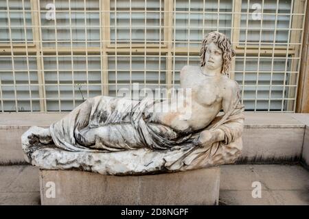 Scultura e alti rilievi dell'antico sarcofago o tomba di Afrodisia. Foto Stock