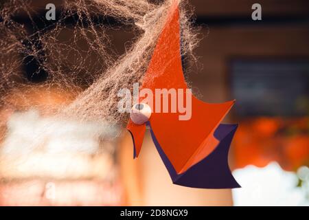 Decorazioni decorative interne di carta bat in rete artificiale appeso capovolto Halloween decorazione, fuoco selettivo. Foto Stock