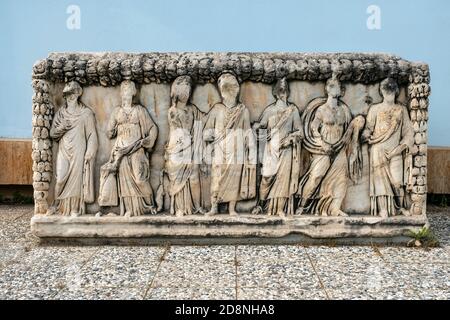 Scultura e alti rilievi dell'antico sarcofago o tomba di Afrodisia. Foto Stock